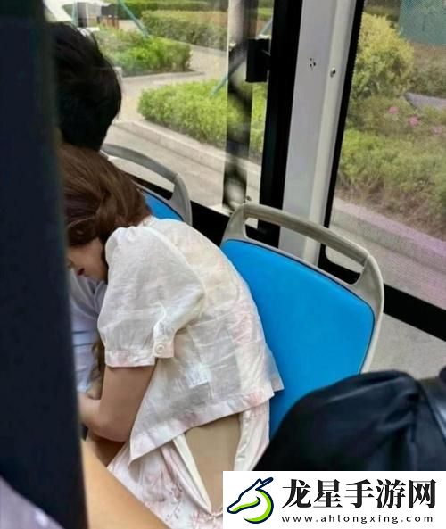公交車(chē)上忘穿內(nèi)褲被c好爽